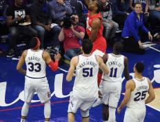 乐鱼体育网站入口-76人队主场大胜，球迷欢呼雀跃