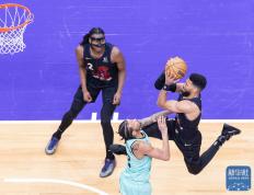 乐鱼体育app-尼日利亚男篮鏖战黄蜂，恩比德送出助攻的简单介绍