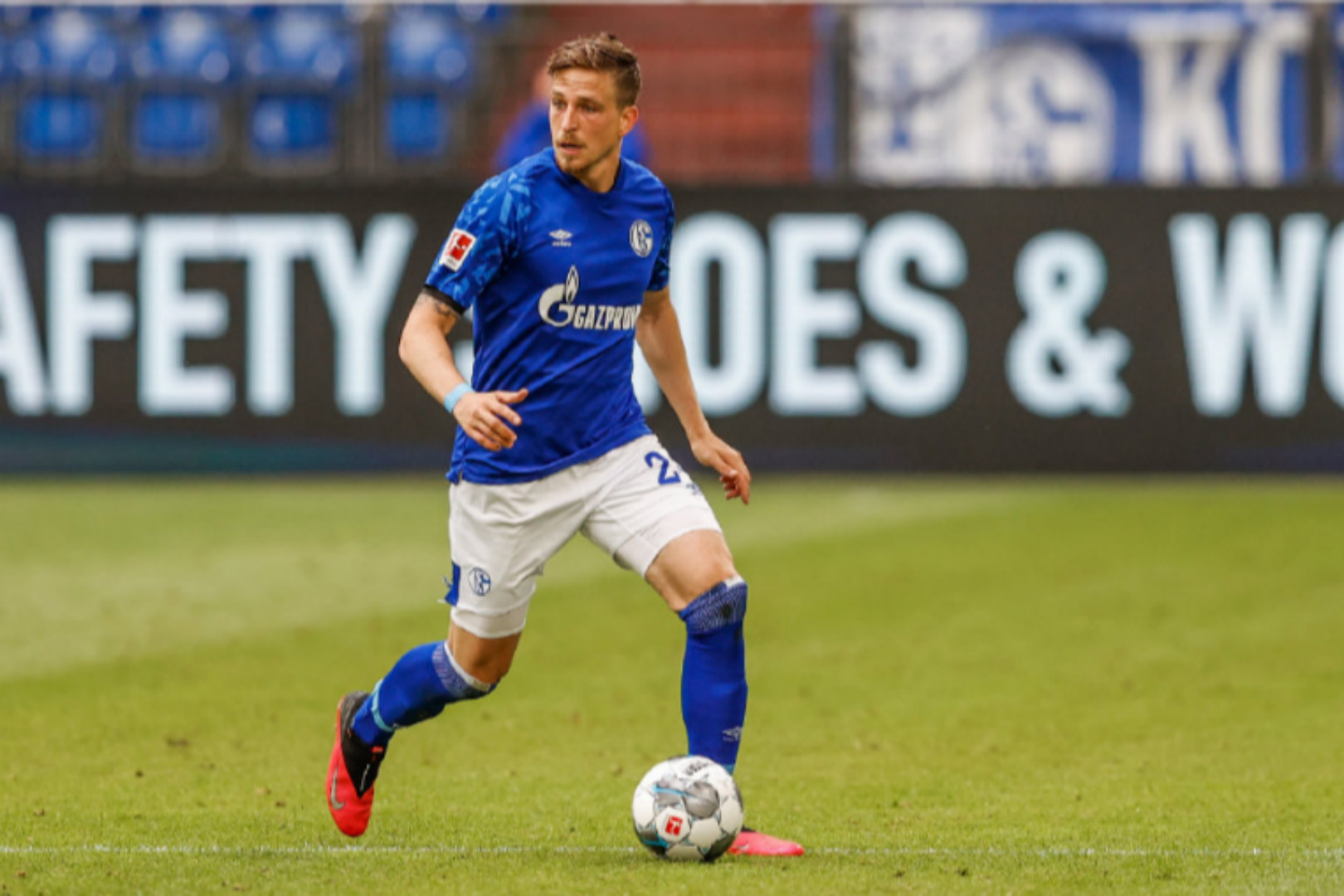 乐鱼体育app-沙尔克队球员受伤情况引发了担忧